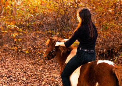 Shooting équestre aux couleurs d'automne à Tauxigny avec Chloé et son poney