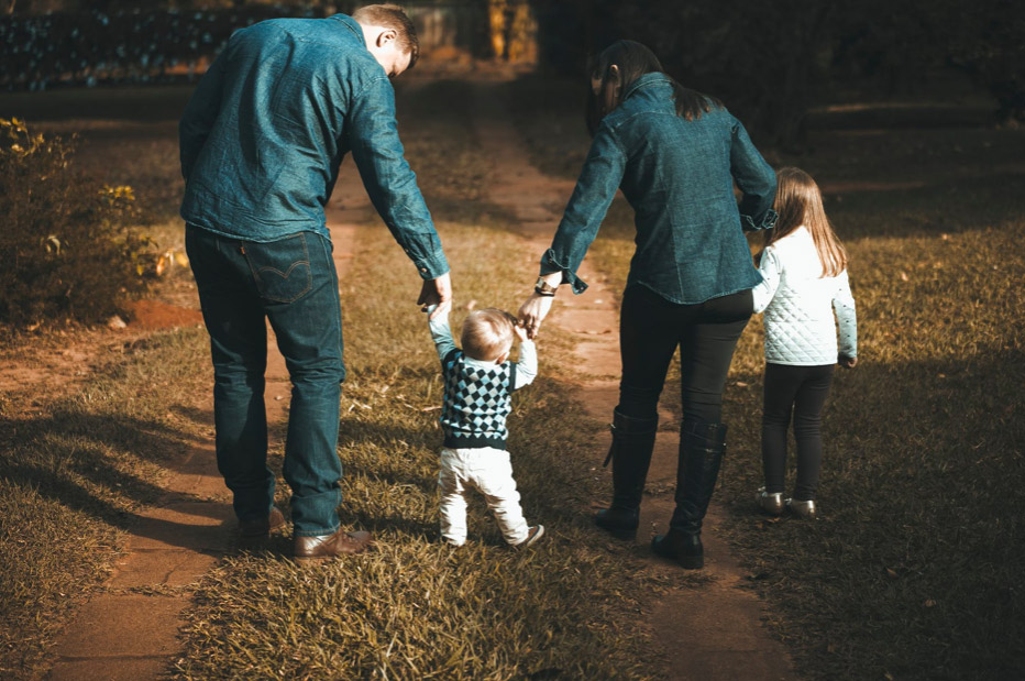 Séance photo en famille avec parents et jeunes enfants