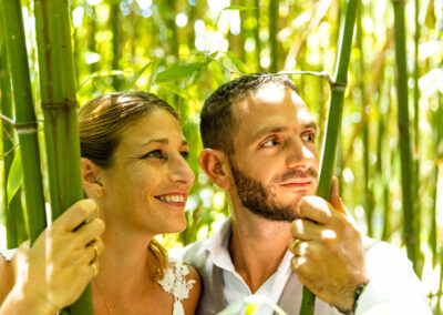 Photo des mariés dans une bambouseraie